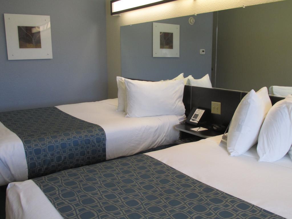 Microtel Inn & Suites Belle Chasse חדר תמונה